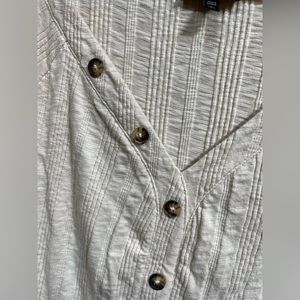 Express top with button accent